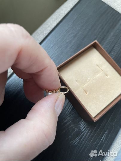 Золотая подвеска с жемчугом