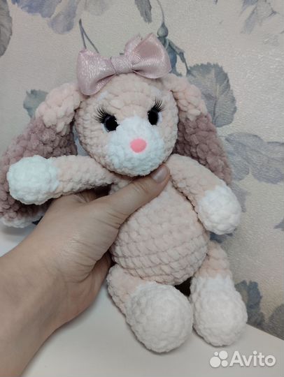 Мягкая вязаная игрушка Заюня