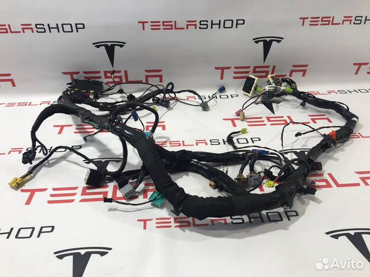 Электропроводка центральной панели Tesla Model S