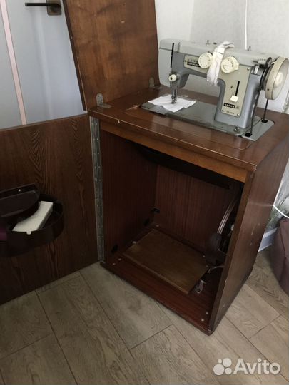 Швейная машинка чайка б/у с тумбой