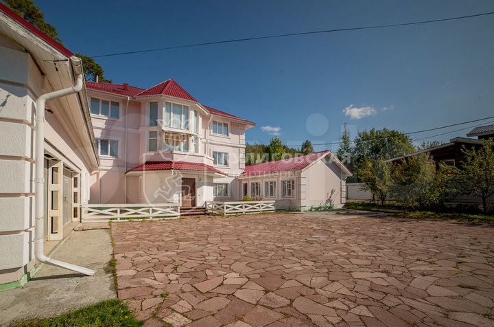 Коттедж 421,4 м² на участке 11,5 сот.