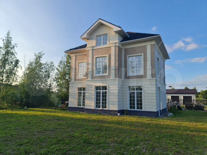 Коттедж 290 м² на участке 16 сот.