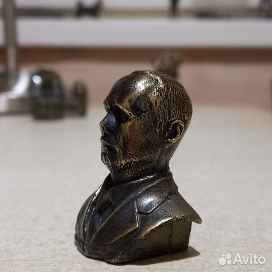 Бронзовый Путин. Бронзовый бюст ввп