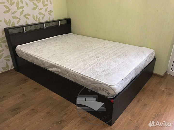 Кровать двуспальная с матрасом