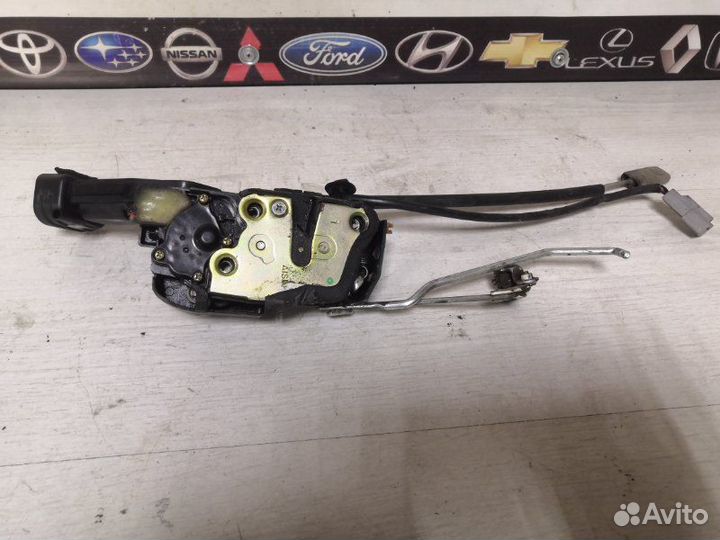 Замок двери передний правый Toyota Corolla AE110