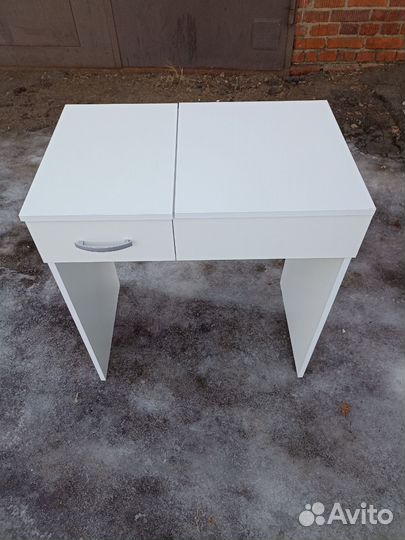 Косметический столик с зеркалом