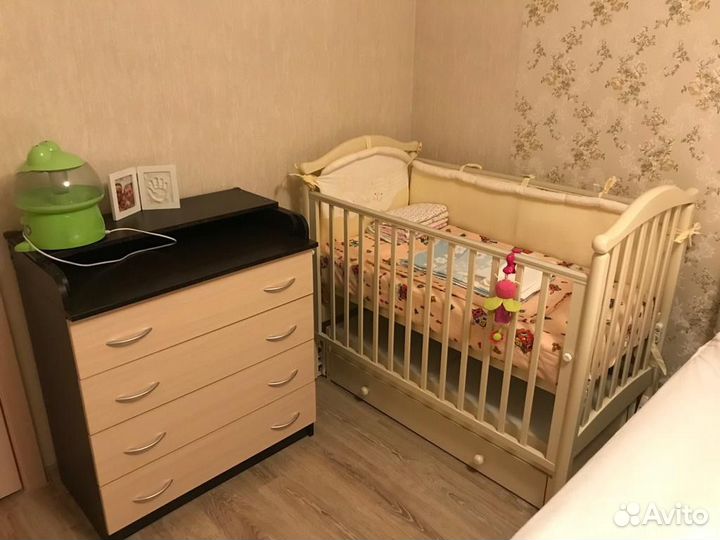 Детская кроватка с маятником и ящиком