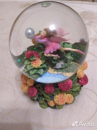 Стеклянный шар с девушкой
