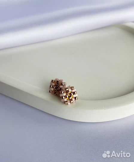 Серьги гвоздики из бисера