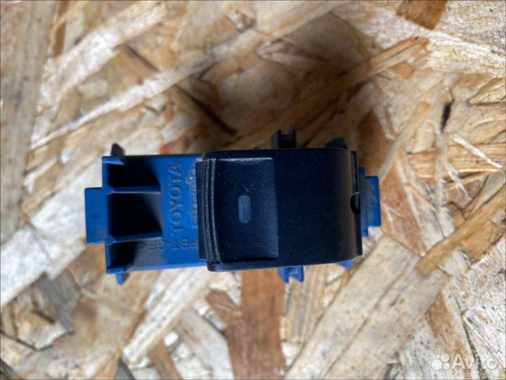 Кнопка стеклоподъемника Toyota Avensis