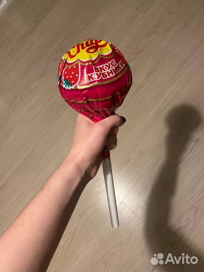 Большой чупа чупс клубника