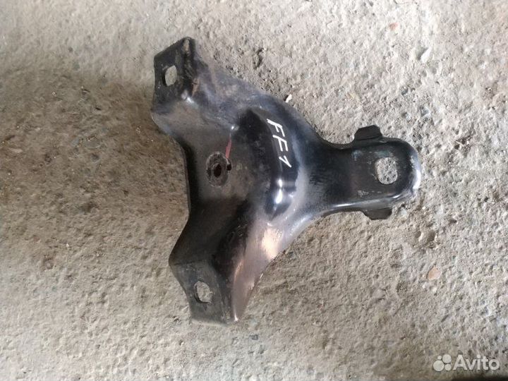 Кронштейн двигателя правый Ford Focus 1 1.8 2003