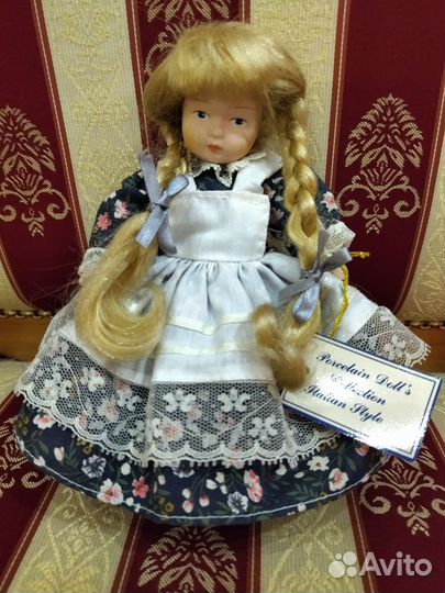 Кукла фарфоровая