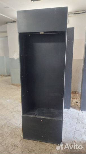 Стеллаж со стеклянными дверцами и полками