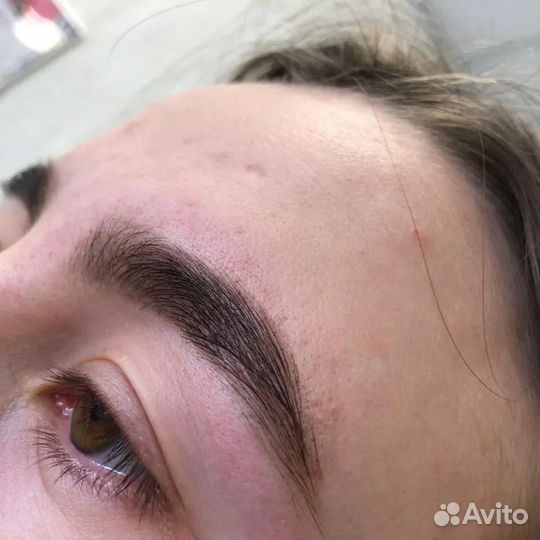 Модель на брови