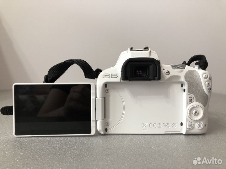 Зеркальный фотоаппарат Canon EOS 200D