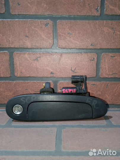 Ручка двери внешняя toyota platz SCP11 1SZ-FE FR/RH