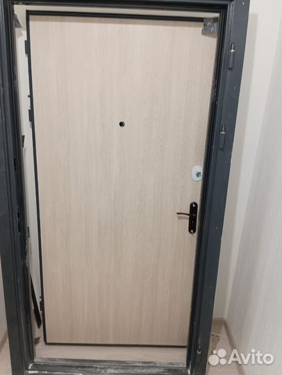 Дверь входная металлическая от застройщика