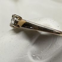 Золотое кольцо с бриллиантом