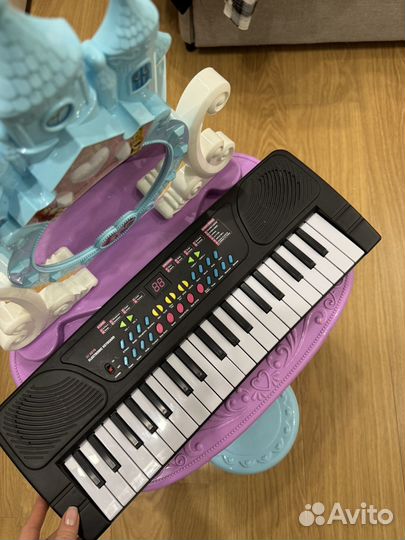 Синтезатор и туалетный столик для девочки