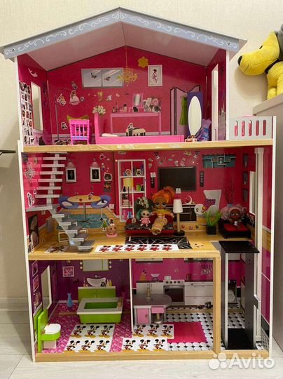 Кукольный домик с мебелью и куклами