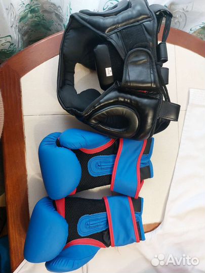 Боксерские перчатки и шлем