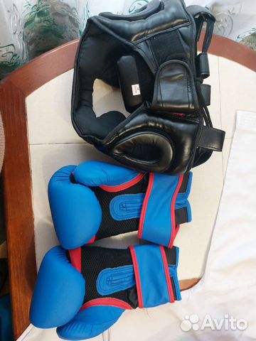Боксерские перчатки и шлем