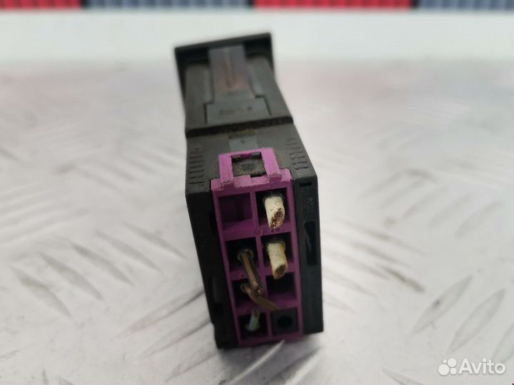 Кнопка обогрева заднего стекла Volkswagen Golf 4