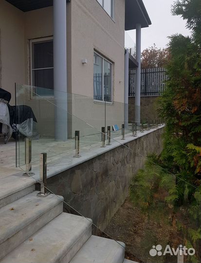 Стеклянное ограждение для лестницы