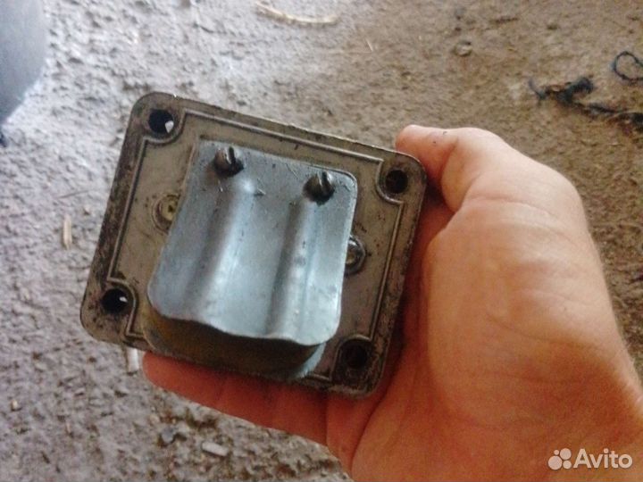 Лепестковый клапан