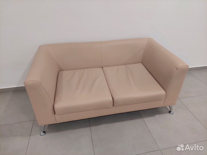 Кожаный диван и кресло