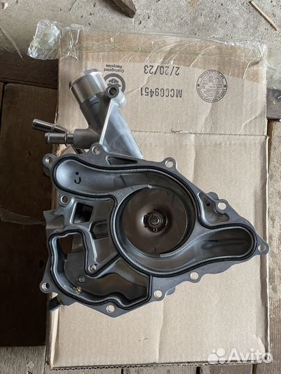 Помпа водяная dodge jeep ram chrysler 68346912AC