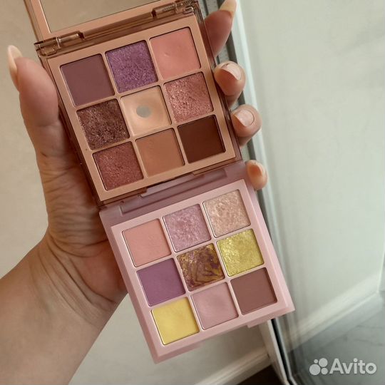 Палетка теней Huda Beauty