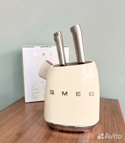 Набор кухонных ножей Smeg с подставкой