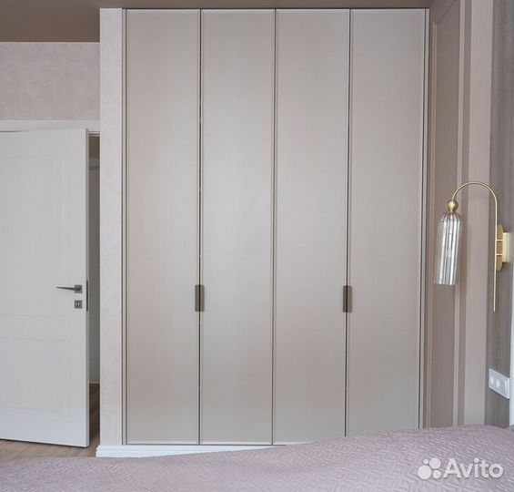 Шкаф с встроенной гладильной доской