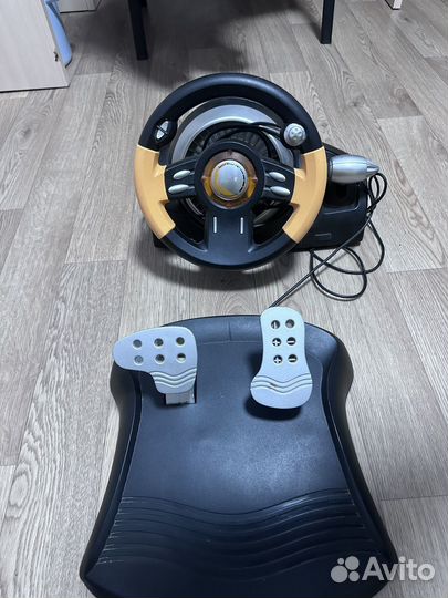 Игровой руль с педалями