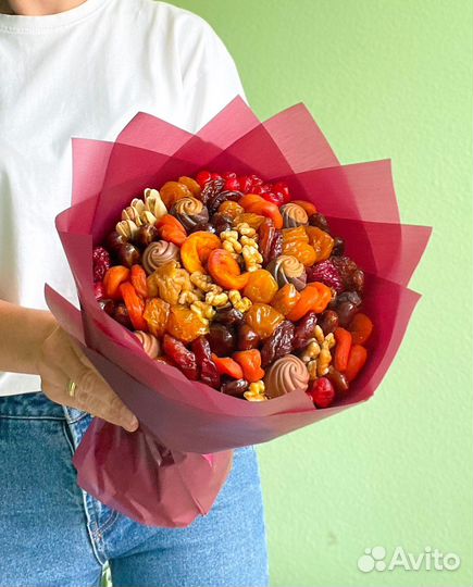 Сьедобные букеты из орехов и сухофруктов
