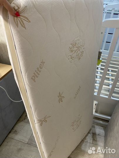 Детская кроватка с маятником