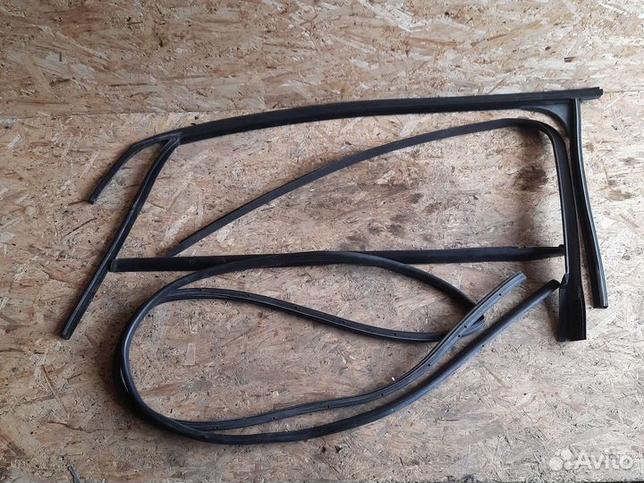 Уплотнитель стекла двери передней левой фордфокус2