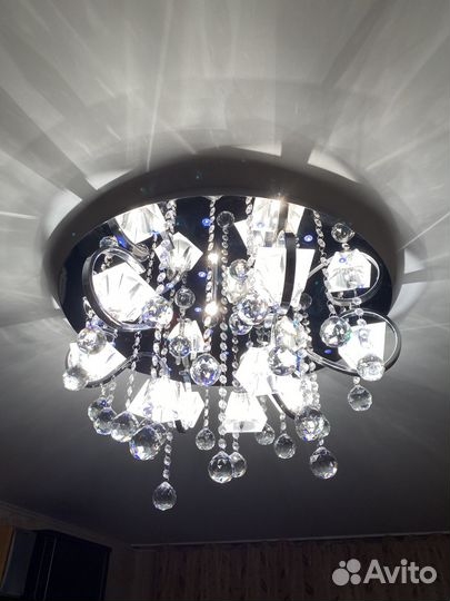 Продам люстру