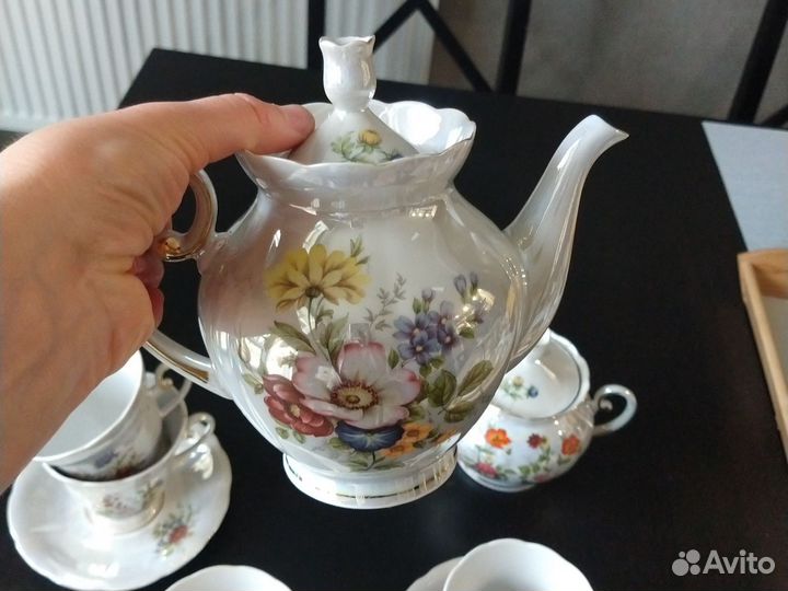 Чайник, сахарница, чайная пара