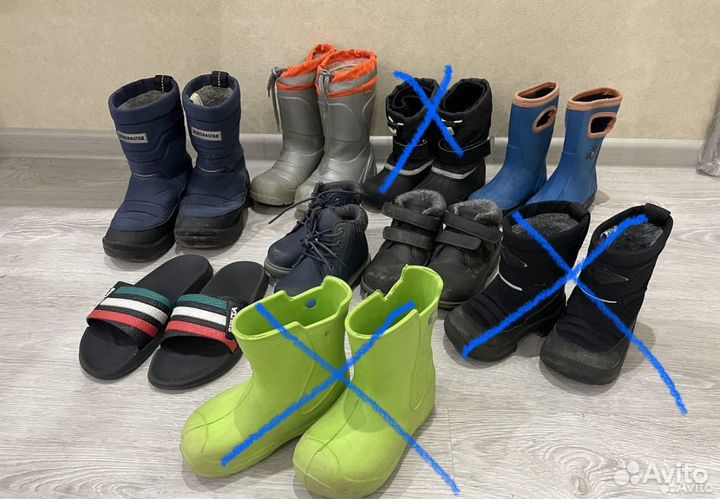 Пакетом обувь для мальчика резиновые и ботинки
