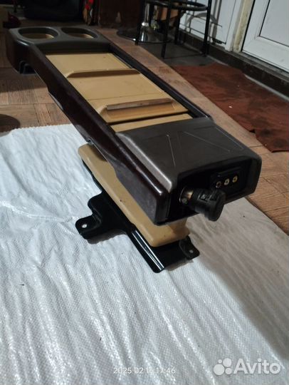 Подлокотник с подстаканниками Honda Elysion