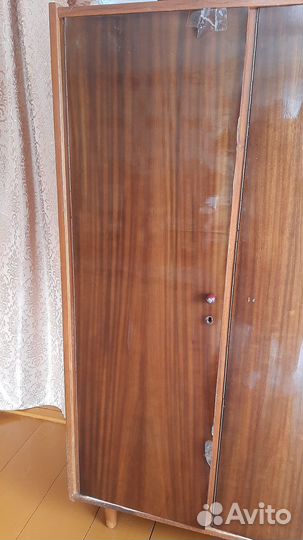 Шкаф платяной лакированный советских времен