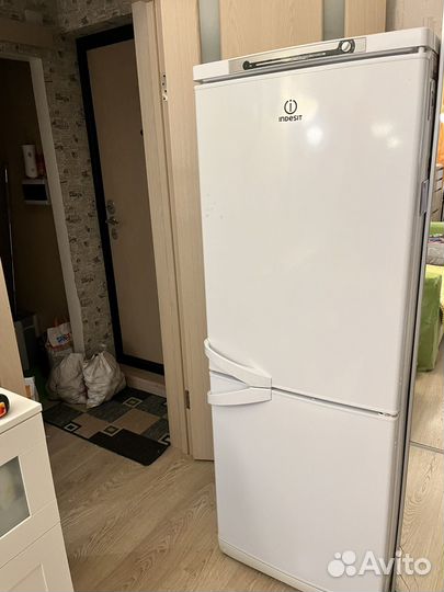 Холодильник бу indesit