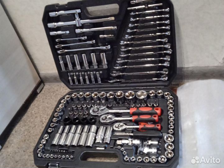 Набор инструментов в кейсе 151 предмет