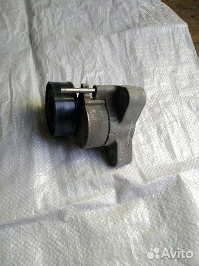 Натяжитель ремня навесного с роликом