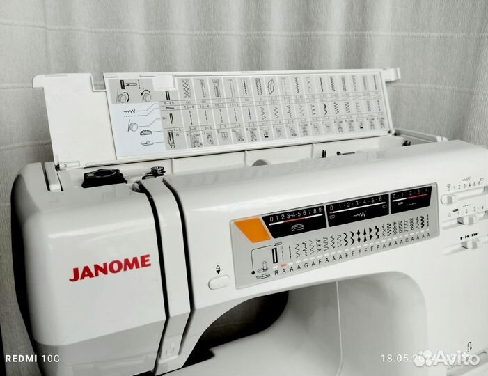 Швейная машина Janome 7524E