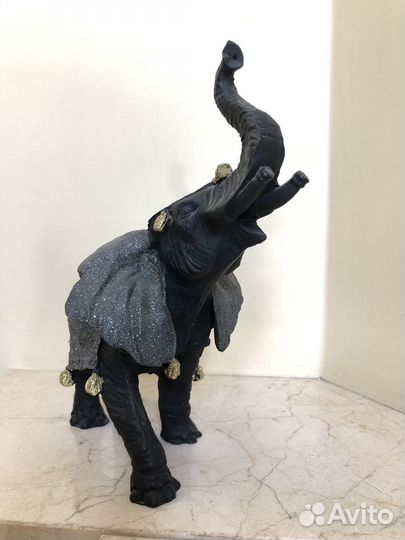 Фигурка слона в попоне