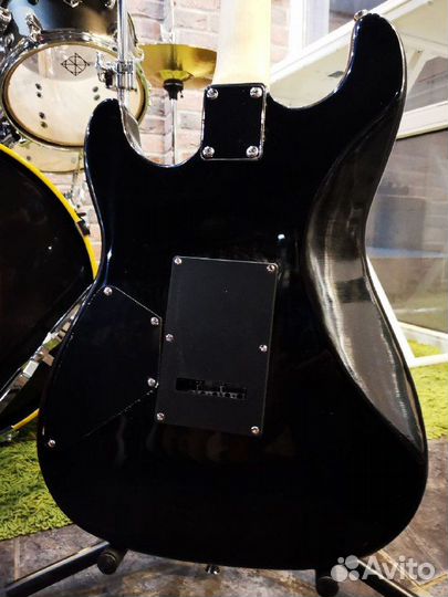 Электрогитара + комбик + аксессуар